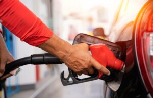 Aumentan entre dos y cuatro pesos el precio de los principales combustibles