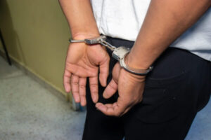 Arrestan tres años después a un hombre acusado de matar a una madre que protegía a su hijo