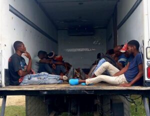 24 haitianos sin documentos sorprendidos dentro de un furgón en Montecristi