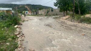 Dos mil familias en dos barrios de Barahona “amenazadas” por desbordamiento de Arroyito