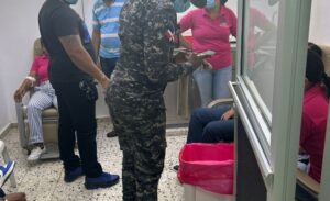 Decenas de estudiantes y maestros resultan intoxicados en liceo de Santiago Rodríguez