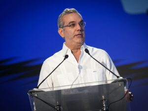 Abinader critica la desinformación y defiende la libertad de prensa en la inauguración de la 81ª Asamblea de la SIP en Punta Cana