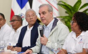 Abinader evalúa daños y dispone ayudas para afectados por Melissa en Ocoa y Barahona