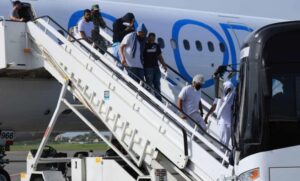 Más de 900 dominicanos han sido deportados en el gobierno de Trump por drogas, asaltos, violencia y armas