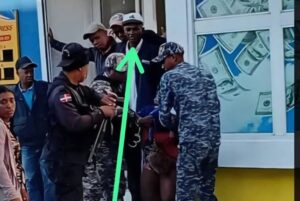 Haitiana con trastornos mentales le da un botellazo a un agente municipal en Dajabón