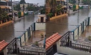 Ciudadanos reportan inundaciones en la urbanización Juan Pablo Duarte de SDE