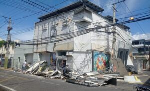 Colapsa fachada del Banco de Reservas en Salcedo; no se registran pérdidas humanas