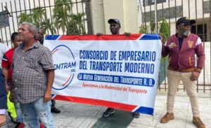 Transportistas protestan frente al Congreso y exigen distribución justa del subsidio de combustibles