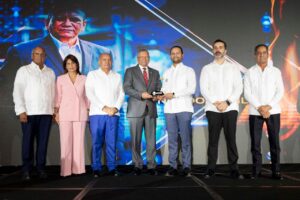 Productores de asfalto reconoce al doctor Leonardo Aguilera por su apoyo al desarrollo del sector