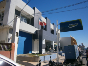 Detienen a cuatro empleados de Banreservas por presunto desfalco en sucursal de Barahona