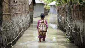 Escuelas inundadas y aulas vacías: así golpea el cambio climático a la niñez dominicana