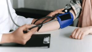 Cómo un joven de 19 años descubrió que fue cambiado de su ARS sin autorización
