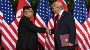 Trump aplaza la reunión con Kim Jong-un, que lanza misiles antes de su llegada a Corea