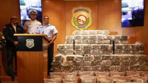 Interceptan lancha en Baní con 650 paquetes de droga; dos dominicanos detenidos