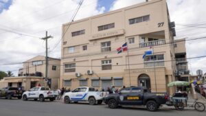 Testigo baleado al salir del tribunal se debate entre la vida y la muerte