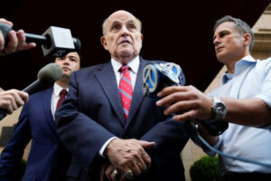 Trump indultó a Rudy Giuliani y a otros, según un funcionario