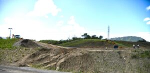 Destruyen tramo de la Circunvalación de Baní para corregir grietas