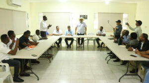 Haitianos y dominicanos se reúnen en frontera para regularizar entrada de motocarretas por Dajabón