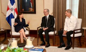Abinader recibe a la gobernadora de Nueva York, Kathy Hochul, en el Palacio Nacional