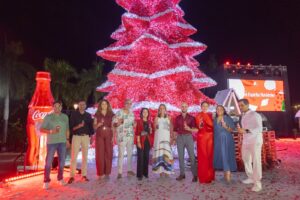 Coca Cola enciende su tradicional árbol navideño en la Ciudad Colonial