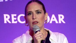 Angelica Vale se enteró que su esposo pidió el divorcio por unos amigos mientras cenaba con él