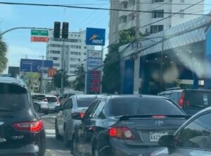 Apagón masivo deja semáforos fuera de servicio y provoca caos en el tránsito del Gran Santo Domingo