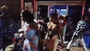 Alcalde de Dajabón desmantela negocios informales de venta de alcohol operados por haitianos