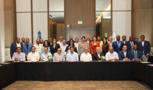 Ministro Kelvin Cruz presenta programa de eventos deportivos 2026 ante líderes de la prensa especializada