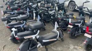 Gobierno evaluará regulación para el uso de patinetas eléctricas; criterios incluirán placas y edad mínima