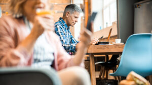 Estos hábitos intelectuales a lo largo de tu vida podrían ser un ‘blindaje’ contra el alzhéimer