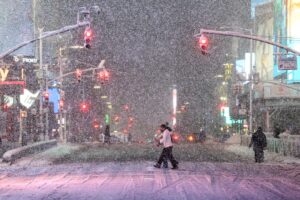 Tormenta invernal pone en toque de queda a Nueva York este lunes