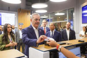 Presidente Luis Abinader recibe la primera nueva Licencia de Conducir