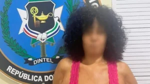 Apresan en Moca a mujer que se viralizó por interpretar el Himno Nacional en versión urbana