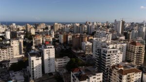 Petróleo caro, deuda creciente y déficit fiscal presionan las perspectivas de la economía dominicana
