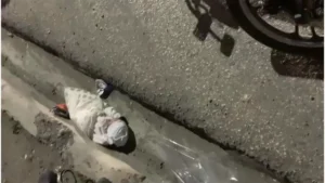 Rescatan recién nacida tras ser encontrada abandonada en un contén en San Juan de la Maguana