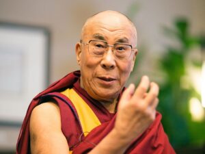 ¡Hasta el Dalai Lama está involucrado en el caso Epstein!: Lo mencionan 169 veces