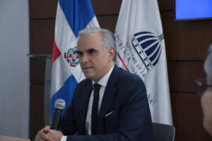 Educación ajustará salario mínimo de empleados administrativos de escuelas