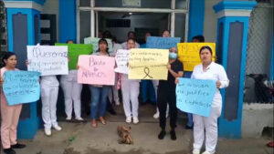 Enfermeras paralizan labores en hospitales de Santiago