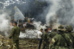 Avión militar accidentado en Colombia llevaba 125 personas, de las cuales 48 sobrevivieron