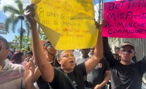 Exempleados de Alcaldía de SDN protestan por prestaciones y exigen respuesta inmediata