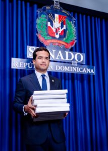 Omar Fernández reintroduce proyecto que elimina pago de anticipos por mipymes y otros 10 proyectos