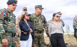 Ministro de Defensa y embajadora de EE. UU. recorren frontera en Dajabón y observan esquemas de seguridad