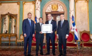 Presidente Abinader condecora, de manera póstuma, al periodista Orlando Martínez