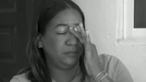 Mujer denuncia que, tras intento de feminicidio, su expareja la sigue amenazando