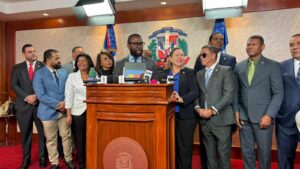 Padres que incumplan pensión alimenticia no podrán obtener licencia ni salir de RD, según proyecto