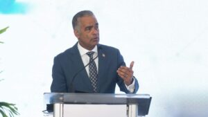 El ministro de Energía asegura que salida de plantas no afecta el suministro eléctrico