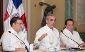 Abinader anuncia combustibles se mantendrán congelados para la semana del 16 al 24 de abril