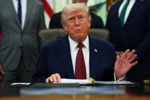 EEUU inicia proceso para revocar ciudadanía de más de 350 personas, según The New York Times