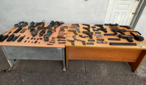 Ocupan arsenal con subametralladoras Uzi y arrestan a hombre en Barahona 