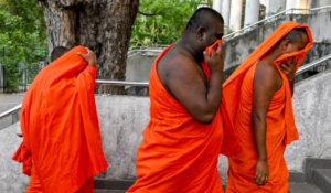 Autoridades de Sri Lanka arrestan a 22 monjes budistas en aeropuerto de Colombo; portaban 112 kilos de presunta droga